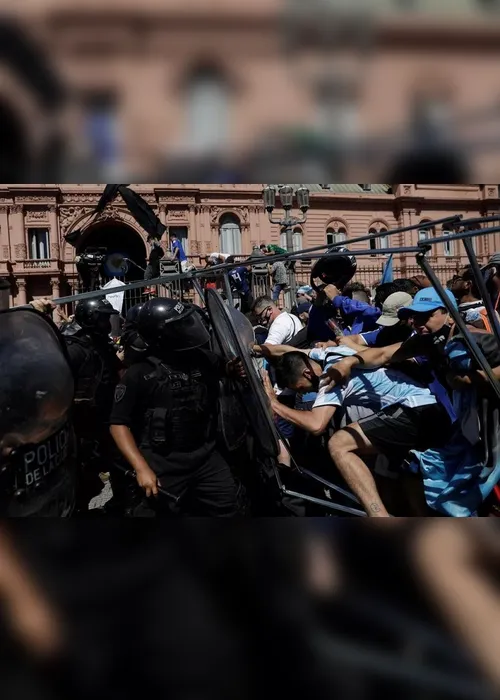 Imagem ilustrativa da imagem Velório de Maradona é encerrado após tumulto na Casa Rosada
