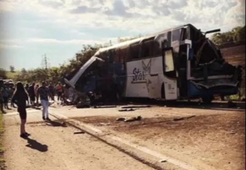 Acidente entre ônibus e carreta deixou dezenas de mortos
