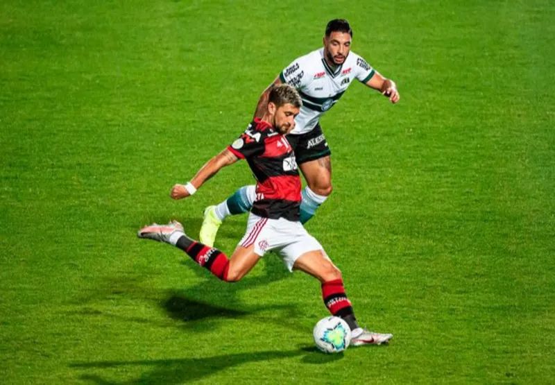 Arrascaeta marcou o gol da vitória do Flamengo no 1º Turno contra o Coritiba