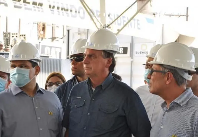 Davi Alcolumbre, presidente do Senado, e Jair Bolsonaro, presidente da República, ao lado do ministro de Minas e Energia Bento Albuquerque