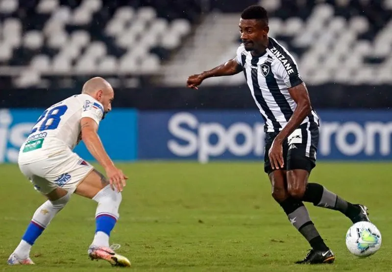 Kalou tenta sair da marcação: Botafogo segue na zona de rebaixamento