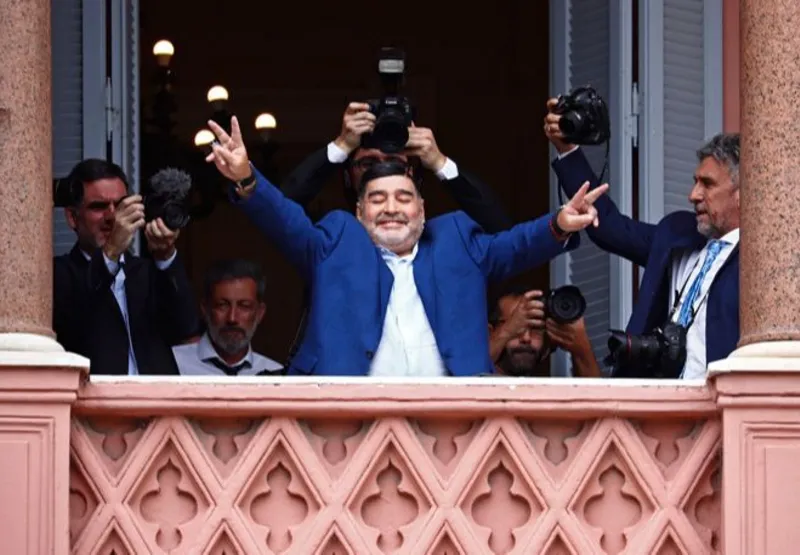 Ex-jogador Diego Armando Maradona na sacada da Casa Rosada após se reunir com o então presidente argentino Alberto Fernandez, em Buenos Aires, Argentina, em 2019