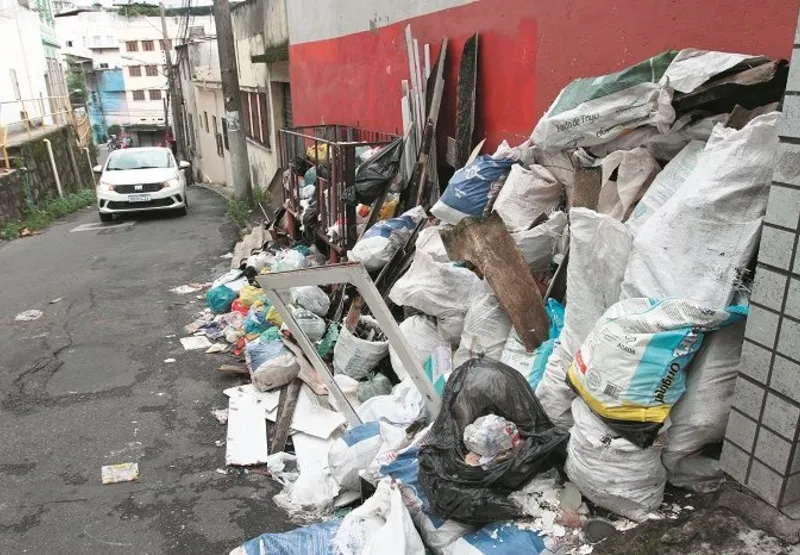 Motoristas de caminhão fazem greve e coleta de lixo está suspensa em 425 bairros