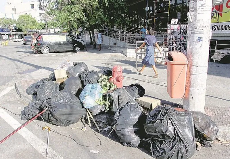 Sacos de Lixo em avenida de Jardim da Penha, Vitória: maior risco de  leptospirose e dengue, entre outras doenças