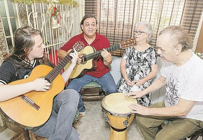 Alexandre Araújo e  o músico  Gabriel Geraldo com os pacientes Jupira de Araújo e Adalberto Nunes