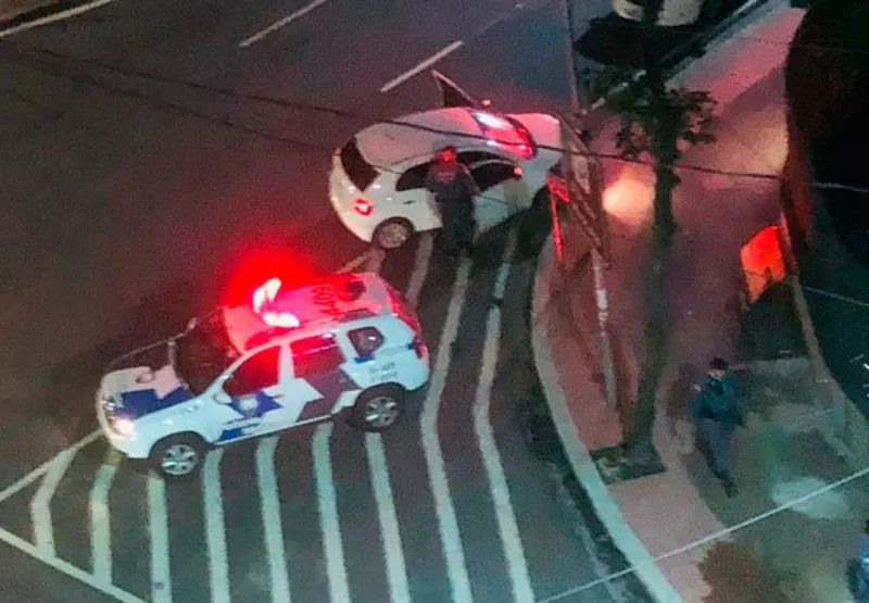 Carro com os suspeitos parou ao atingir o meio-fio do Parque Moscoso