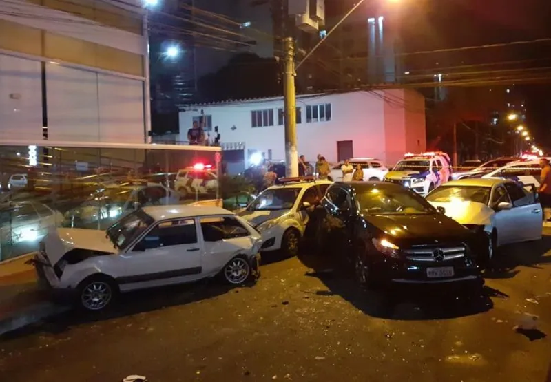 Uma perseguição da Polícia Militar a um carro roubado terminou em acidente na noite desta sexta-feira (27) envolvendo quatro veículos na Praia da Costa, em Vila Velha