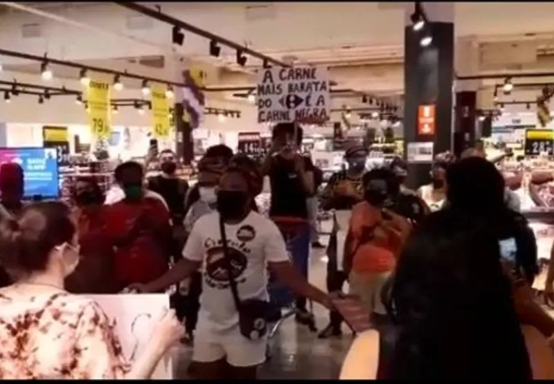 Manifestantes em ato no supermercado 