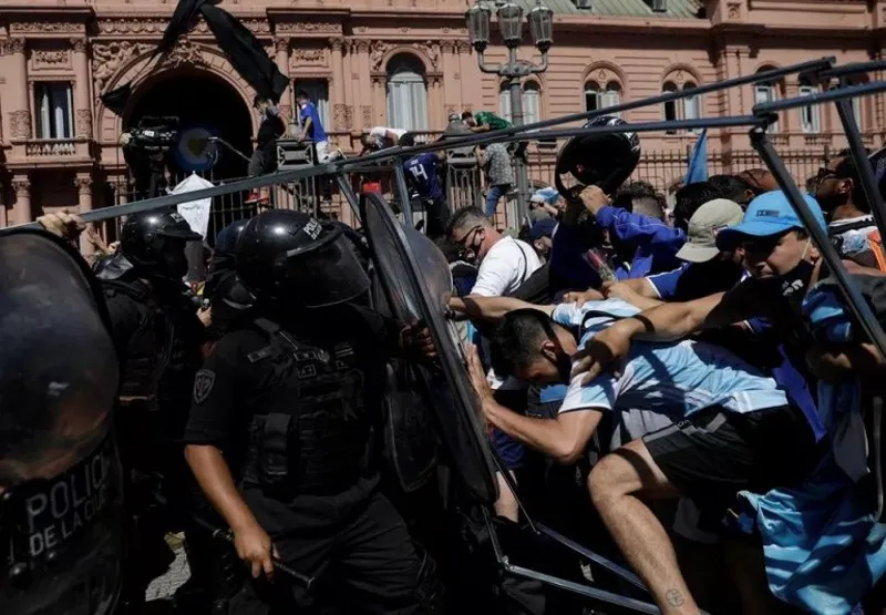 Fãs do argentino e policiais entraram em conflito durante velório após pessoas tentarem derrubar as grades de proteção para ganhar espaço na longa fila