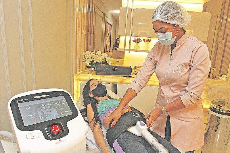 A estudante Ana Julia Marçal Barbosa, de 21 anos, recorreu ao tratamento com o SM Slim para potencializar os resultados da rotina de exercícios (Foto: Kadidja Fernandes/AT)