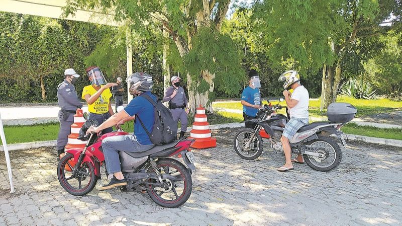 Ação educativa realizada pela RodoSol, em parceria com o Batalhão de Trânsito, na última quinta. (Foto: Gilson Luiz Garcia)