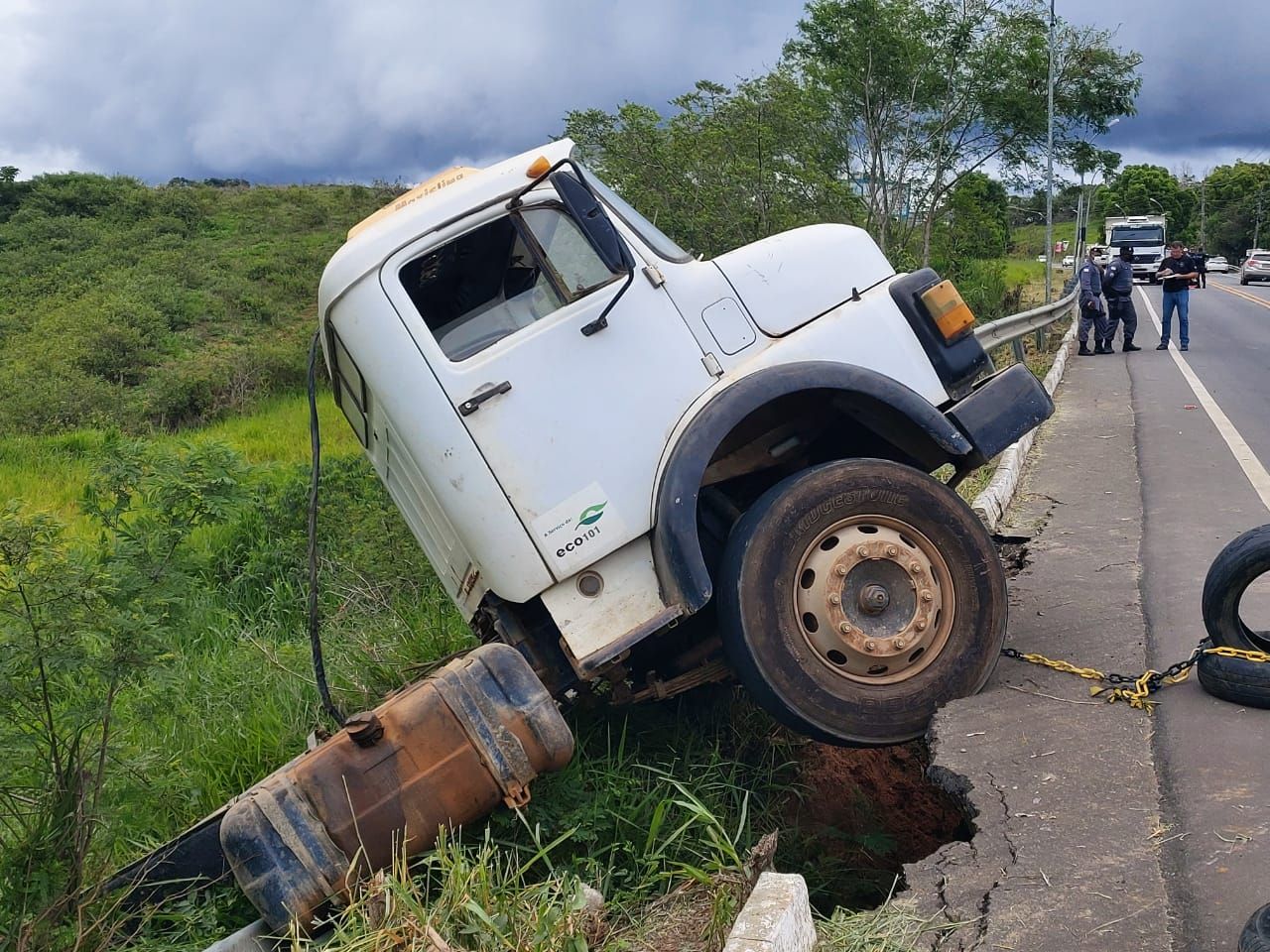 O caminhão modelo Mercedes-Benz 1113 continuou descendo após atropelar Rafael, quebrou o guard rail (barreira metálica) existente na pista e foi parar do lado de fora da rodovia (Foto: Roberta Bourguignon)