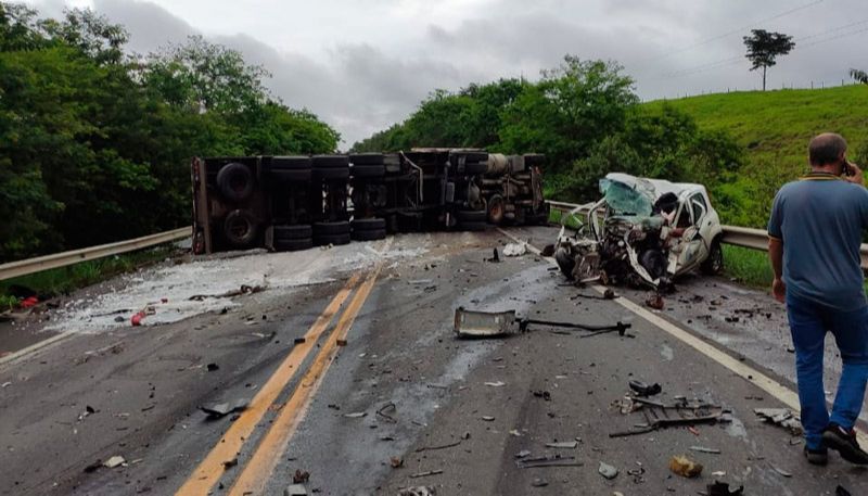 Carreta interditou totalmente a rodovia (Foto: Compartilhado via WhatsApp)