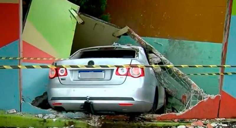 Acidente aconteceu nesta quinta-feira (Foto: Reprodução / Record TV)