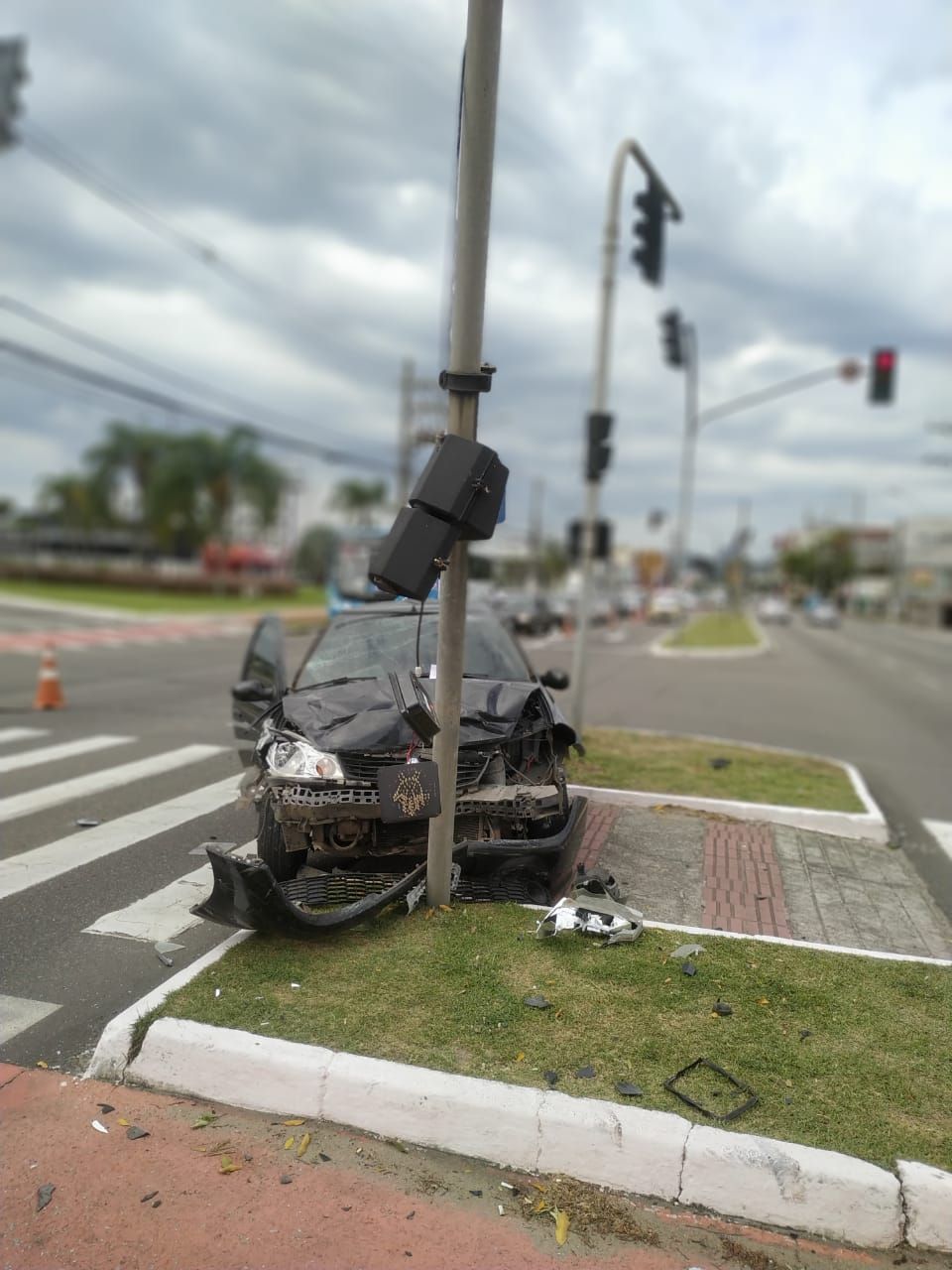Clio bateu no Gol e depois no semáforo (Foto: Kananda Natielly)