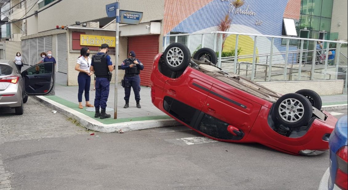 Carro capotou na pista (Foto: Divulgação/ GMVV)