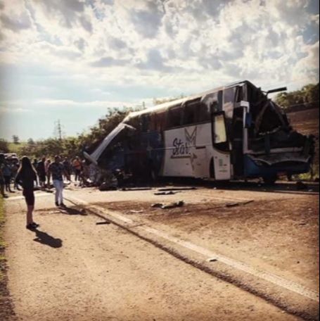 Acidente entre ônibus e carreta deixou dezenas de mortos (Foto: Reprodução/ UOL)