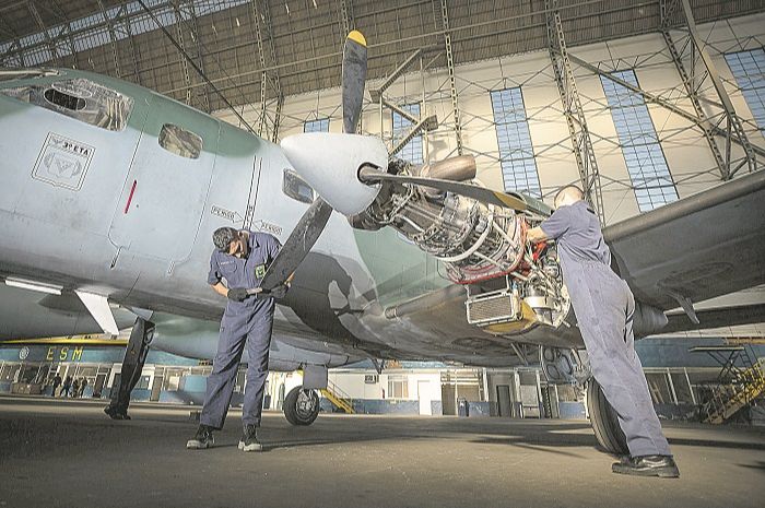 Mecânica de aeronaves é uma das funções que vão ser exercidas pelos profissionais contratados pela FAB (Foto: Sgt Johnson / FAB)