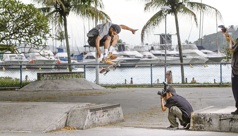 O curitibano Alex Carolino, que tem 38 anos e é influenciador digital, aproveita a vista da Praça dos Namorados para executar manobras radicais (Foto: Leone Iglesias / AT)