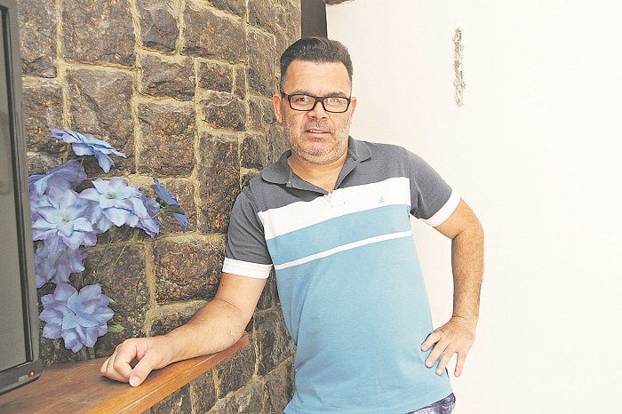 Alex Oliveira, de 47 anos, sofreu um derrame cerebral no último feriado. Em 15 minutos, ele já estava no hospital (Foto: Kadidja Fernandes/AT)