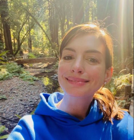 A atriz Anne Hathaway (Foto: Reprodução/ Instagram @annehathaway )