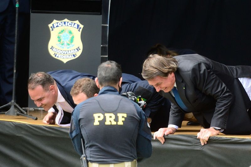 Após discursar, o presidente Jair Bolsonaro fez flexões de cima do palco acompanhando os formandos da PRF (Foto: EDUARDO VALENTE/ISHOOT/ESTADÃO CONTEÚDO)