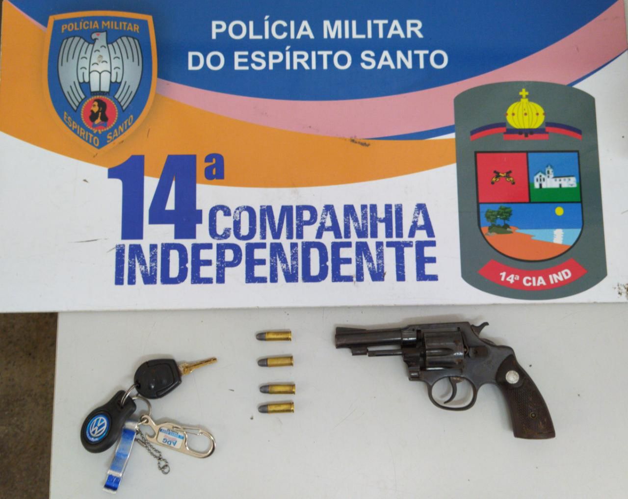 Itens apreendidos durante a prisão do bandido (Foto: Divulgação/Polícia Militar)