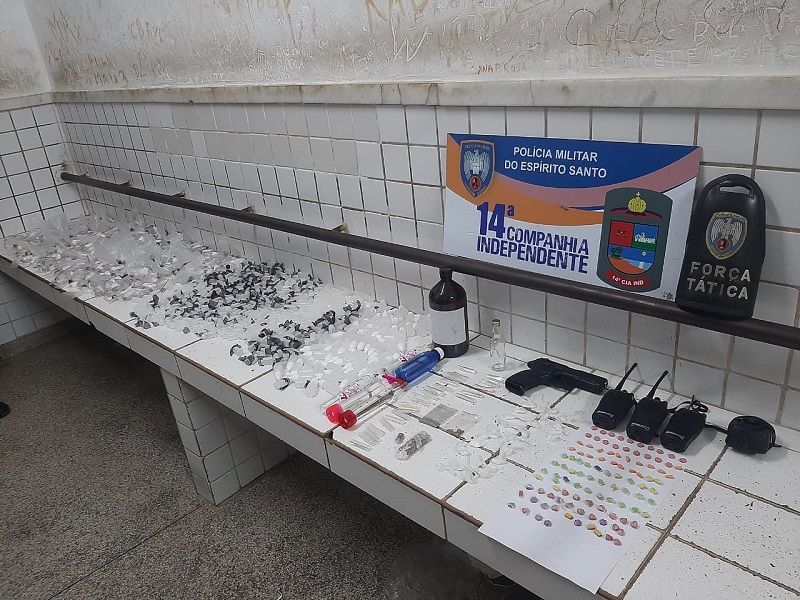 Drogas apreendidas em festa clandestina em São Francisco, na Serra (Foto: Divulgação PM)