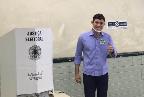 Arnaldinho Borgo votou pela manhã no Colégio João Calmon, em Praia de Gaivotas. (Foto: Divulgação)