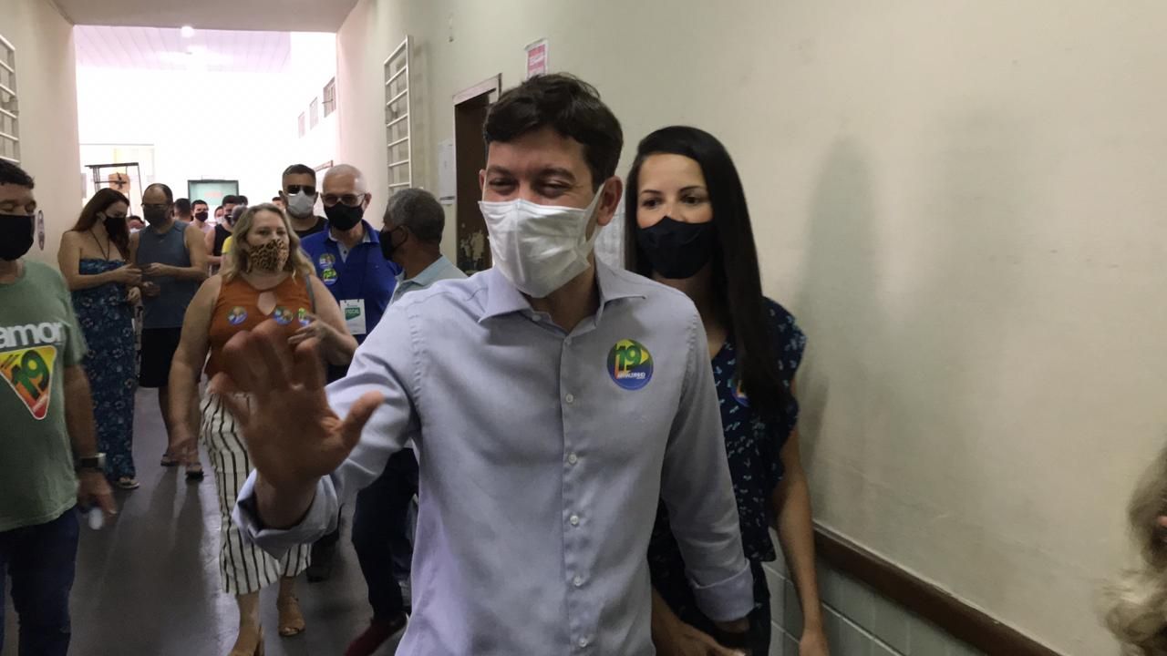 Arnaldinho Borgo chegando para votar (Foto: Ascom)