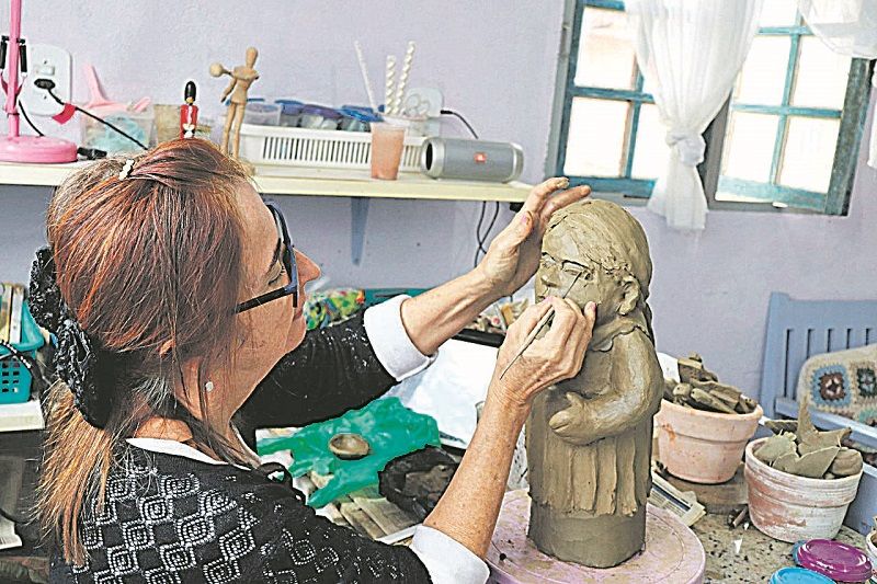 Artista Gracinha Sabadini com algumas peças de barro. Ela desenvolveu um estilo próprio em seu trabalho (Foto: Alessandro de Paula)