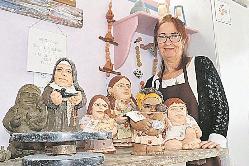 Artista Gracinha Sabadini com algumas peças de barro. Ela desenvolveu um estilo próprio em seu trabalho (Foto: Alessandro de Paula)