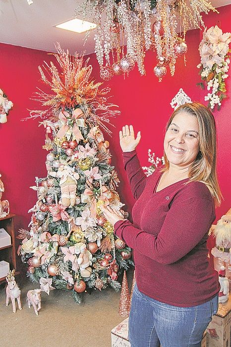 Cristiane disse que este ano as árvores de Natal estão mais luxuosas (Foto: Leone Iglesias/AT)