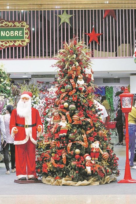 Em cores e decoração tradicionais, a árvore Natalina Royal tem o tamanho de 2,7 metros. Custa R$ 7.500. (Foto: Divulgação)