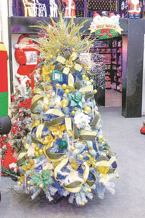 Em tons diferentes da tradicional, a árvore Royal Blue mede 1,8 metro e custa R$ 4.200. (Foto: Divulgação)