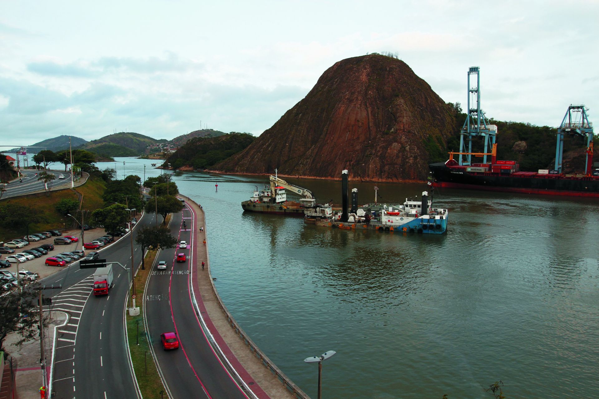 Vista da baía de Vitória com Penedo ao fundo (Foto: Arquivo AT/Antonio Cosme - 09/09/2016)