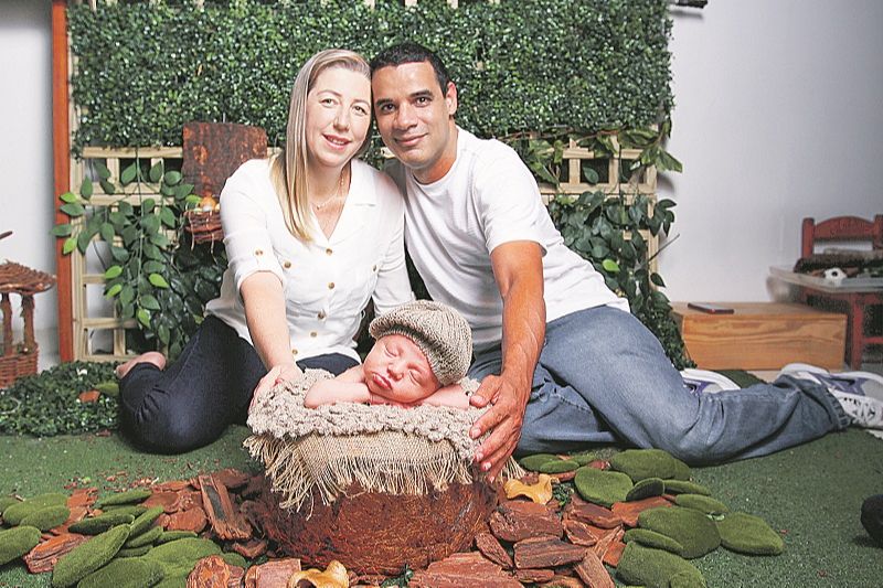 A técnica em enfermagem Alessandra Faroni ficou grávida do Davi aos 39 anos. Ela e o marido Paulo Sergio dos Santos descobriram justamente no primeiro mês da pandemia (Foto: Leone Iglesias/ AT)