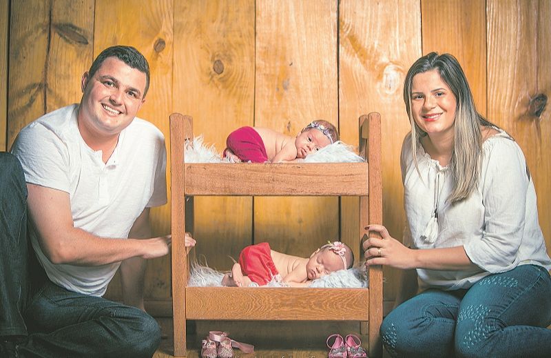 Joarley Cuzzuol, 31, com a mulher Danielly Cabral, 28, e as gêmeas Valentina e Antonella, de 4 meses: melhor ano (Foto: Cristiano Borges/ Divulgação)