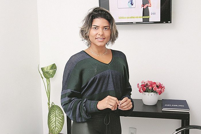 A empresária Belle Cazaroto trocou a prótese após 10 anos do implante (Foto: Leone Iglesias/AT)