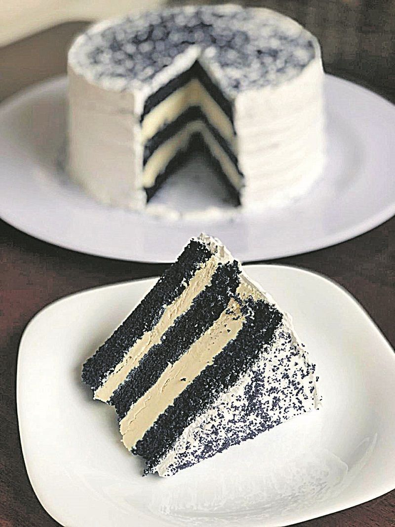 Bolo com massa de blue velvet da loja Amor com Açúcar. (Foto: Andrea Valverde/Divulgação)