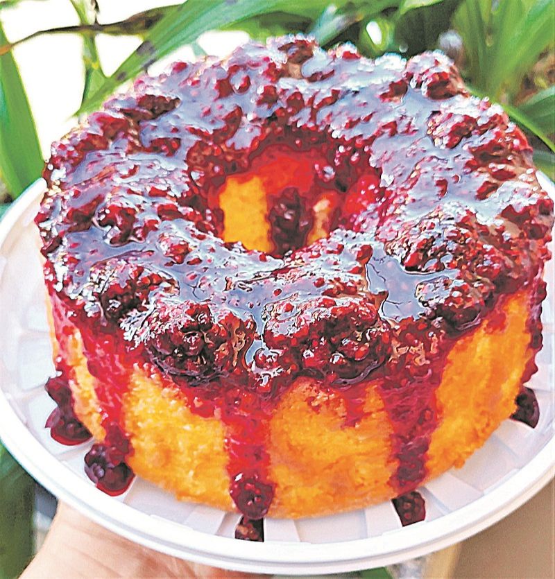 Bolo de laranja com geleia de frutas vermelhas do Amendoado Confeitaria Artesanal, em Cocal. (Foto: Amendoado/Divulgação)