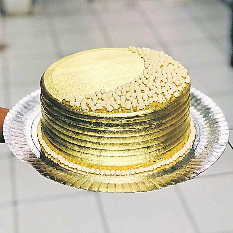 Bolo confeitado dourado do Mestre da Torta, em Laranjeiras, ganha diversos recheios (Foto: Divulgação/Mestre da Torta)