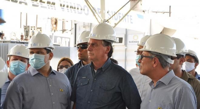 Davi Alcolumbre, presidente do Senado, e Jair Bolsonaro, presidente da República, ao lado do ministro de Minas e Energia Bento Albuquerque (Foto: Divulgação/Ministério de Minas e Energia)