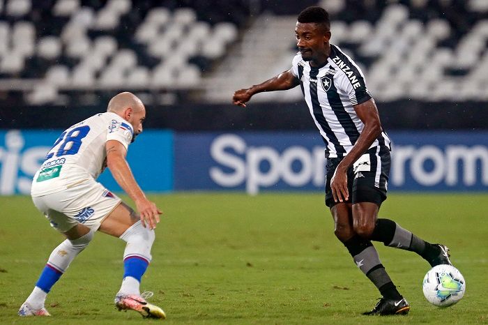 Kalou tenta sair da marcação: Botafogo segue na zona de rebaixamento (Foto: Vítor Silva/ BFR)
