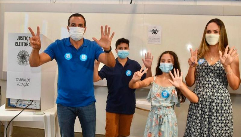 Bruno Reis votou ao lado da família (Foto: Divulgação / Facebook)