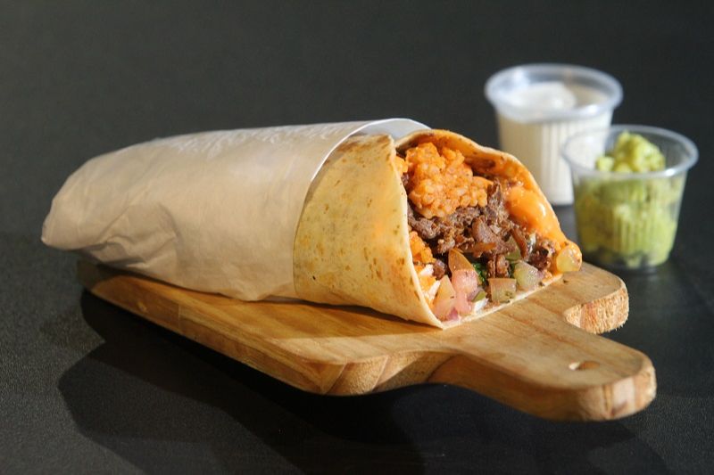 O burrito de costela é uma das mais famosas iguarias do México e ficou bem ao gosto brasileiro no Mexicanto, em Jardim da Penha. (Foto: Beto Morais/AT)