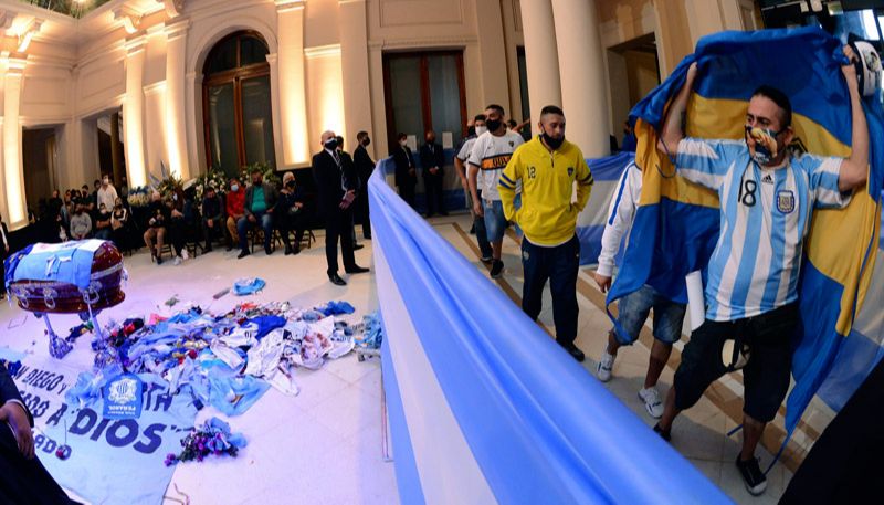 Torcedores passam diante do caixão com o corpo do ex-jogador Diego Armando Maradona (Foto: Presidência / Associated Press / AE)