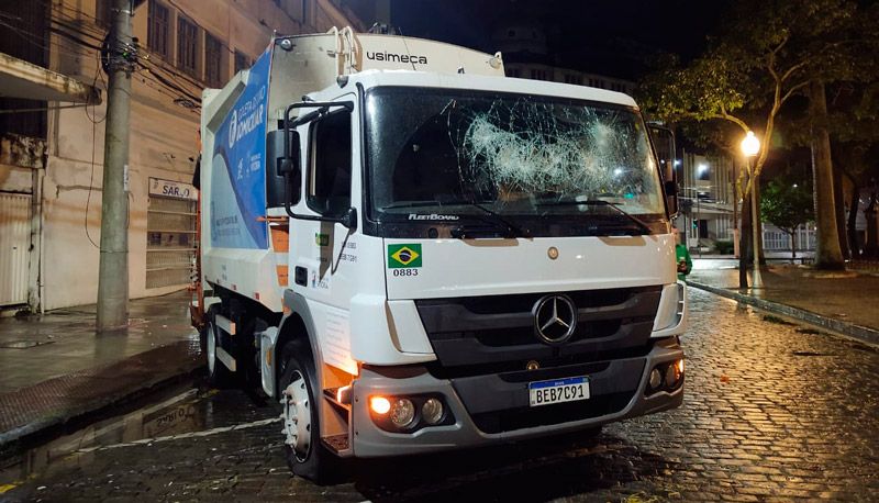Caminhão teve o para-brisas quebrado na noite de terça (Foto: Compartilhado via WhatsApp)