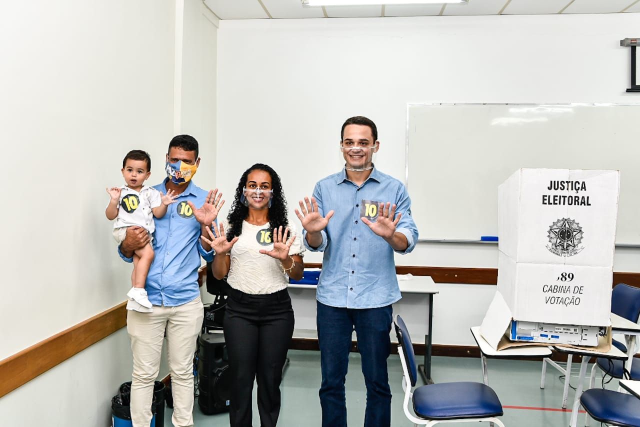 Pazolini votou com a vice, que foi acompanhada do marido e do filho (Foto: Jansen Lube)