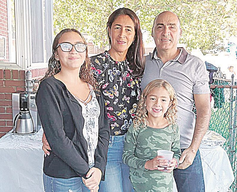 Amarildo ao lado da mulher Cláudia Silveira e das filhas Letícia e Júlia (Foto: Reprodução/Acervo Pessoal)
